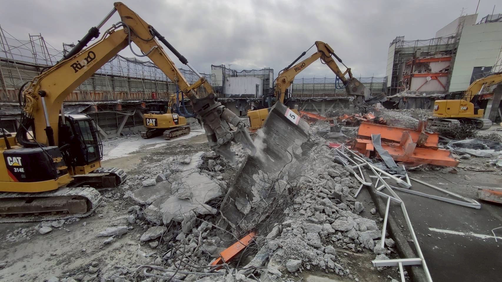 重機による解体作業